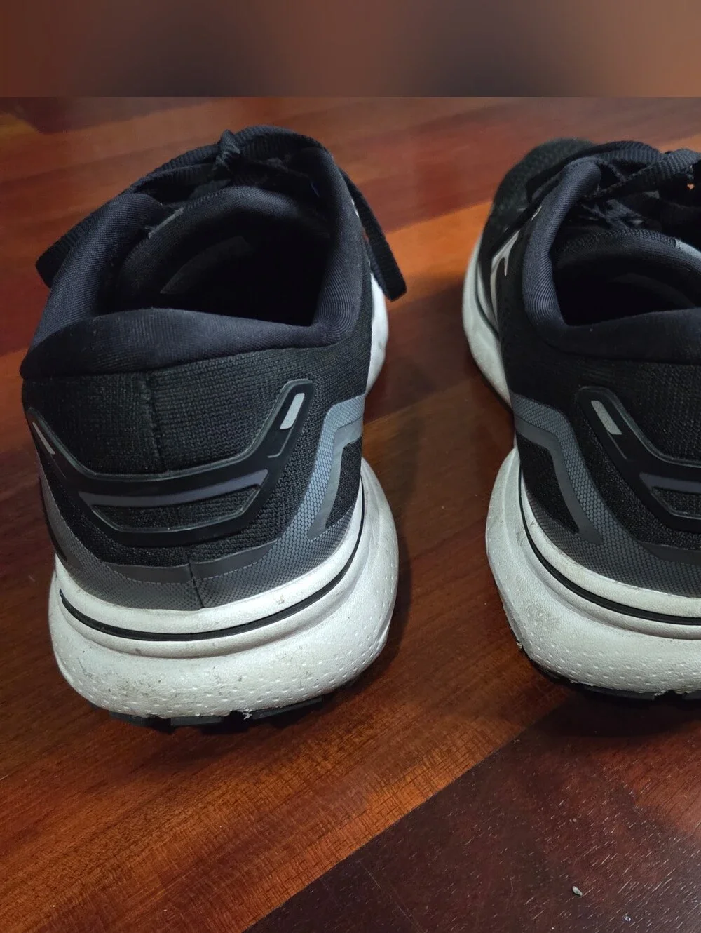 Brooks Ghost 15, Women's 12, Black & White Running Shoes